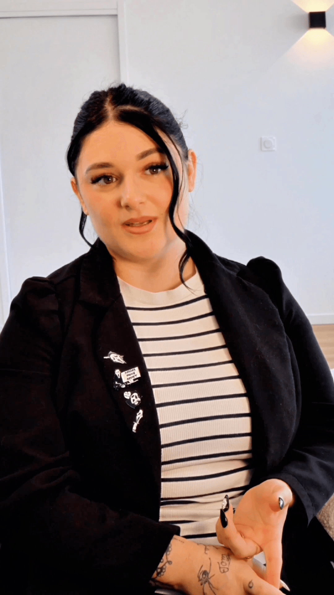 Jade Oliveira en vidéo looping après avoir suivi le cursus complet de dermopigmentation chez Habiba Med.