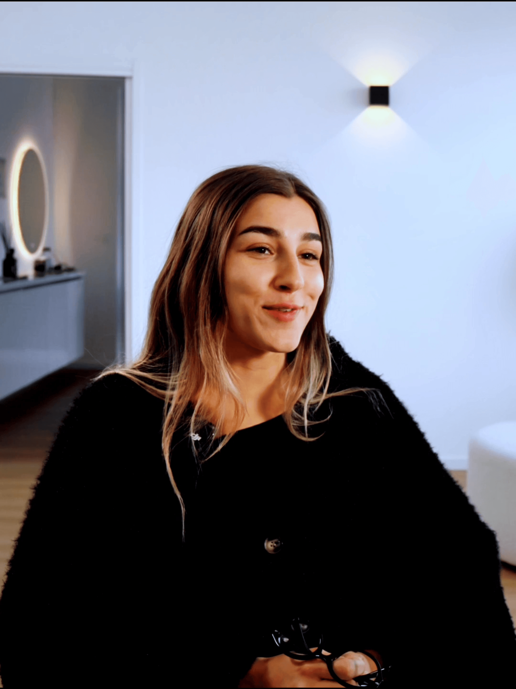 Portrait dynamique de Juliette Javoy témoignant de sa réussite en formation de tatouage de taches de rousseur.