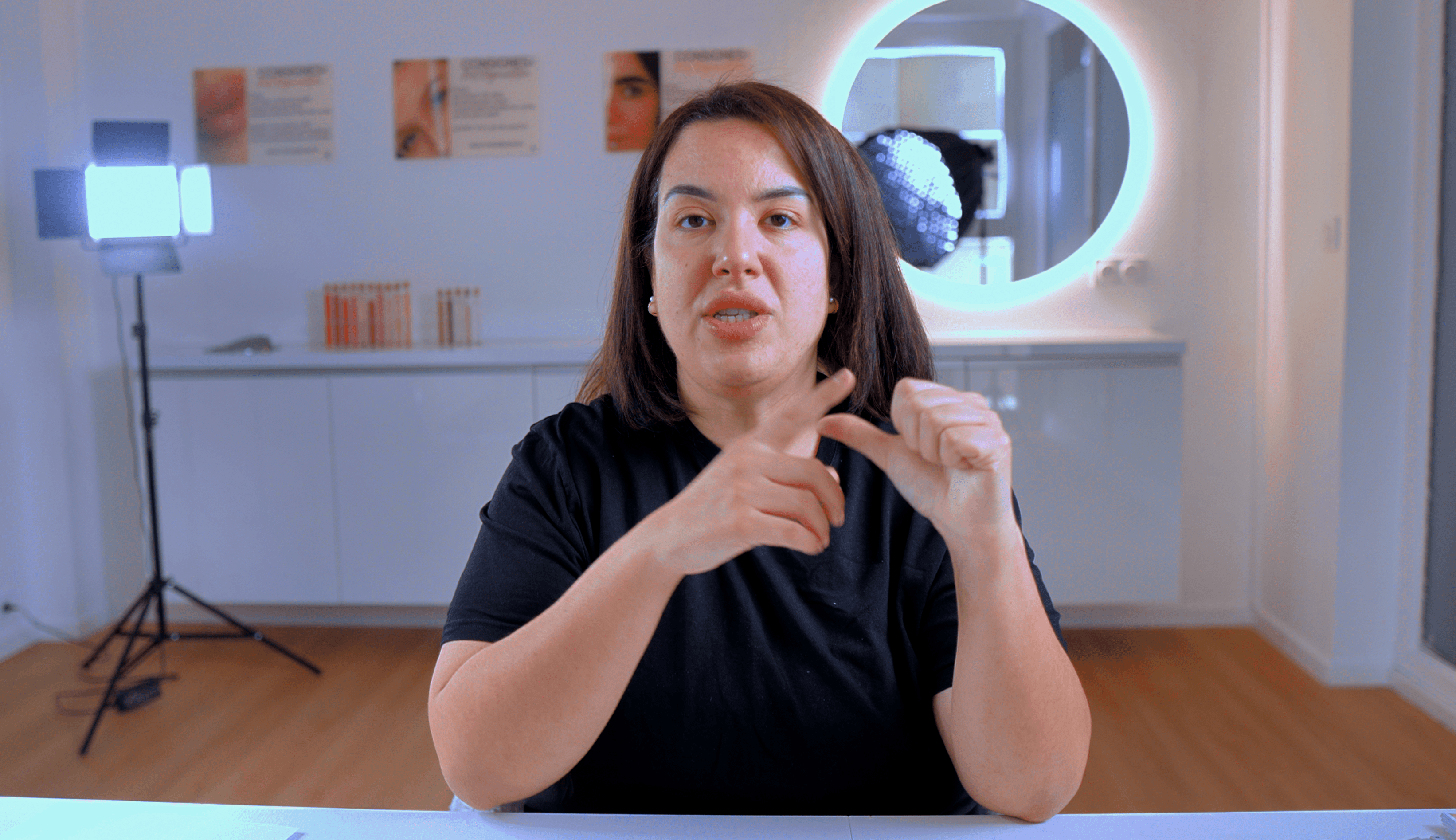 Cours de maquillage permanent en ligne : Habiba Med explique la technique de pigmentation des lèvres Candy Lips face caméra.