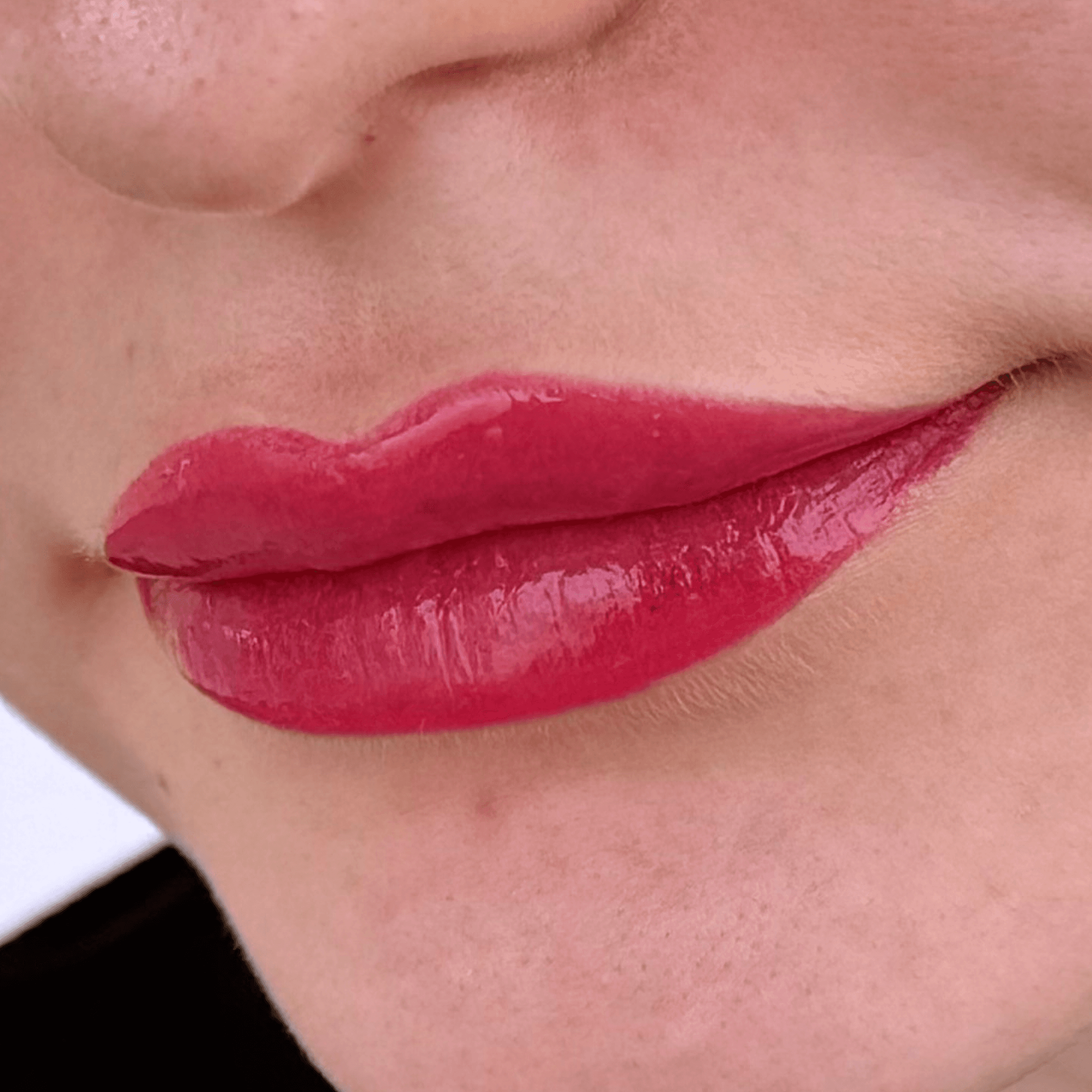 Résultat d'un maquillage semi-permanent des lèvres technique Candy Lips, montrant une couleur douce et un effet lèvres nues sublimées, par Habiba Med.