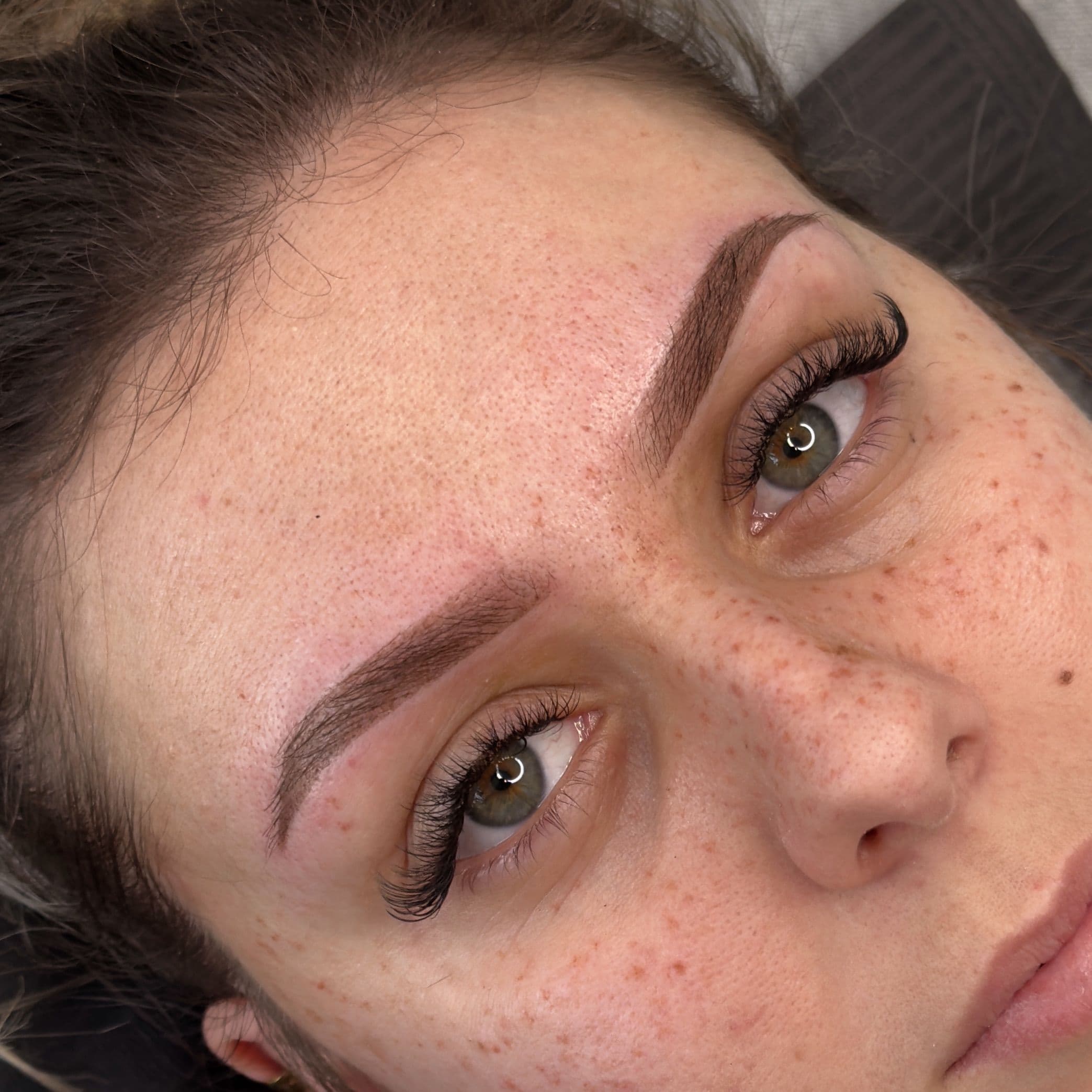 Maquillage semi-permanent des sourcils poudrés châtain froid sur peau claire, effet restructurant et harmonieux signé par la formatrice Habiba Med.