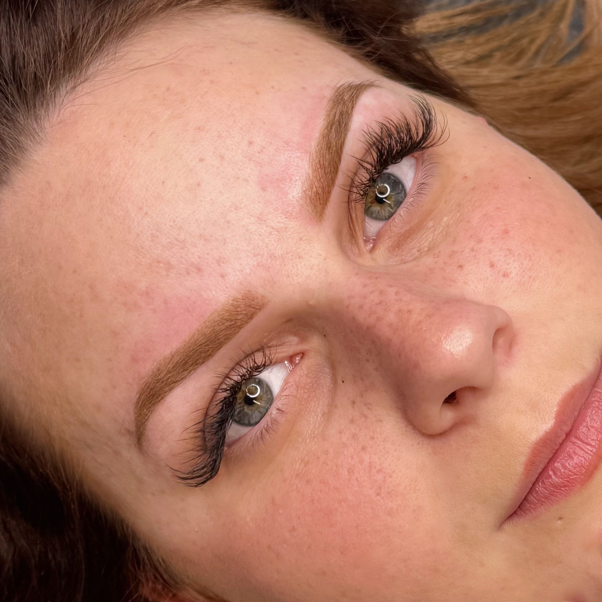 Microshading des sourcils permanent de couleur auburn sur peau très claire, restructuration poudrée et harmonieuse des sourcils par Habiba Med.