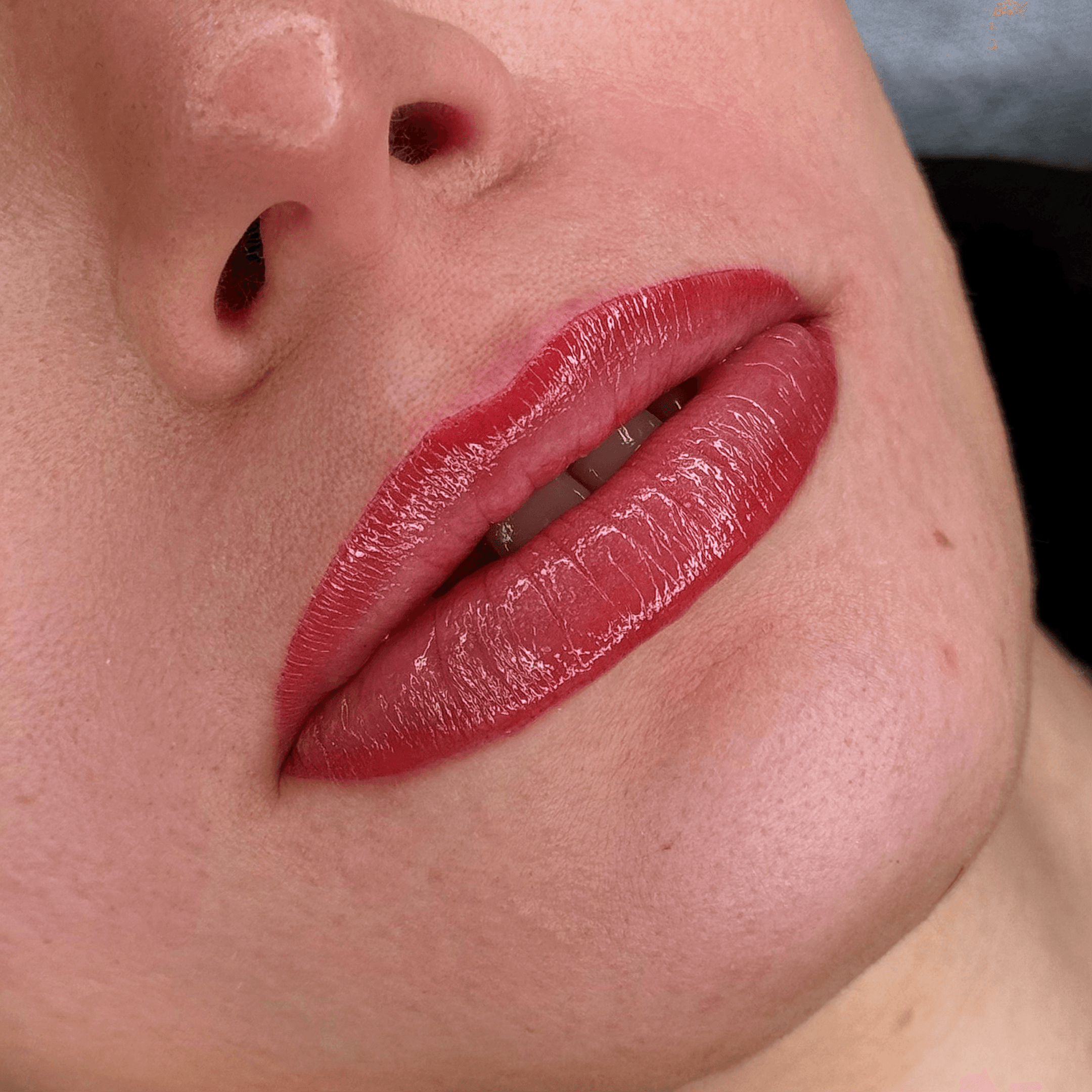 Prestation de tatouage des lèvres permanent Full Lips d'un rouge profond et uniforme, technique Candy Lips parfaitement maîtrisée par Habiba Med.
