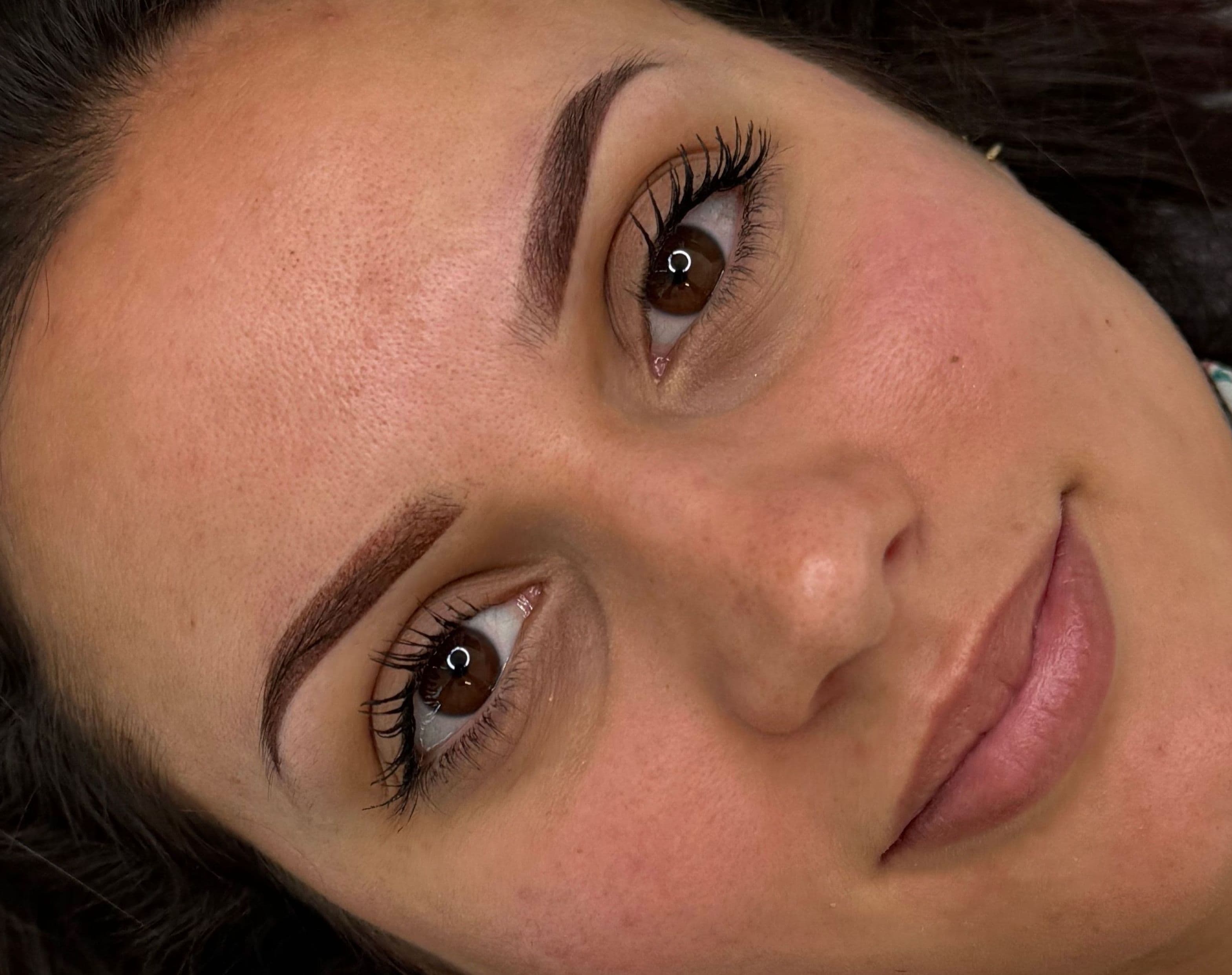 Tatouage des sourcils permanent technique ombre brows brun éclatant sur peau méditerranéenne, courbe redéfinie pour un regard structuré par Habiba Med.