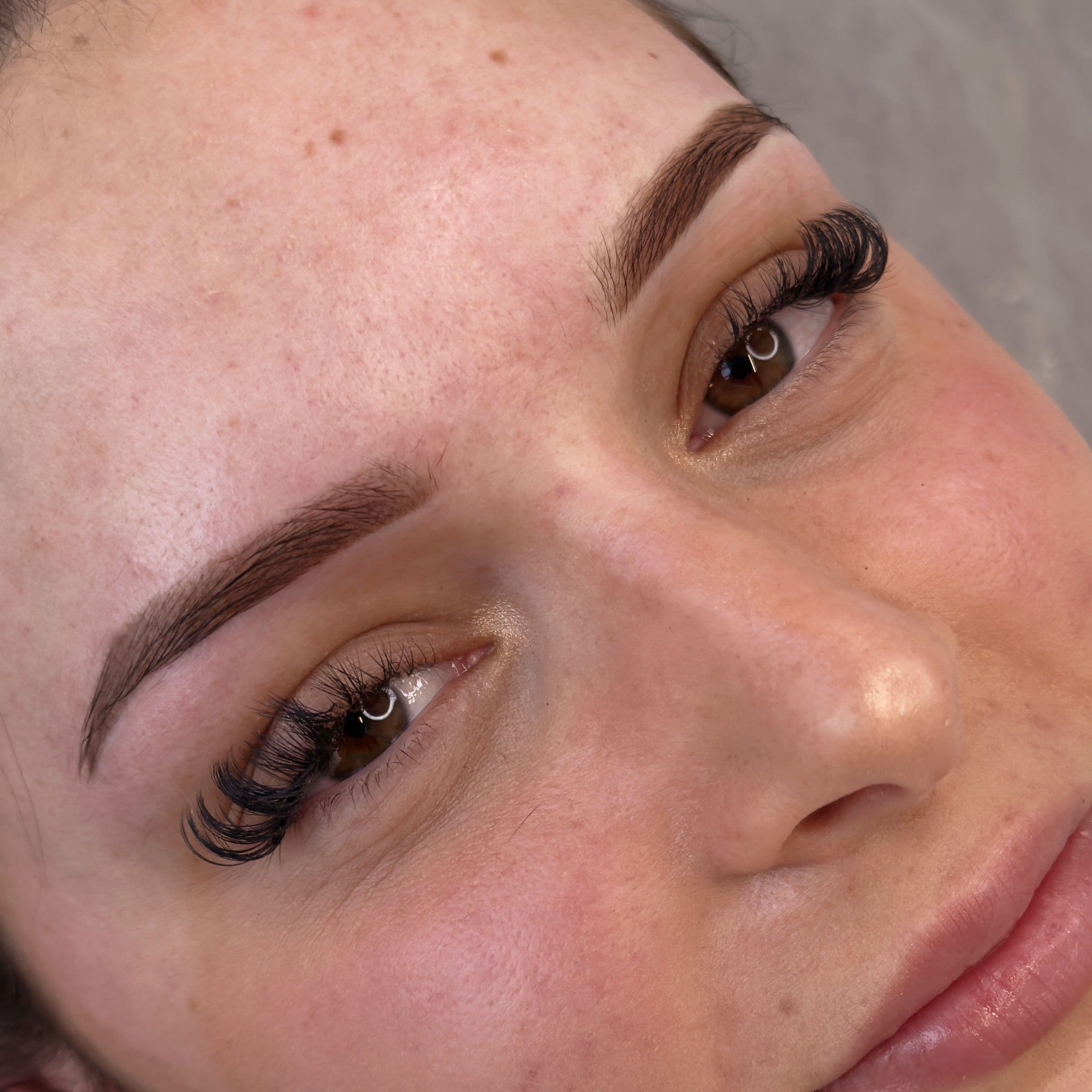 Maquillage semi-permanent des sourcils technique microshading brun foncé sur peau claire, tracé structuré avec arche définie par Habiba Med.